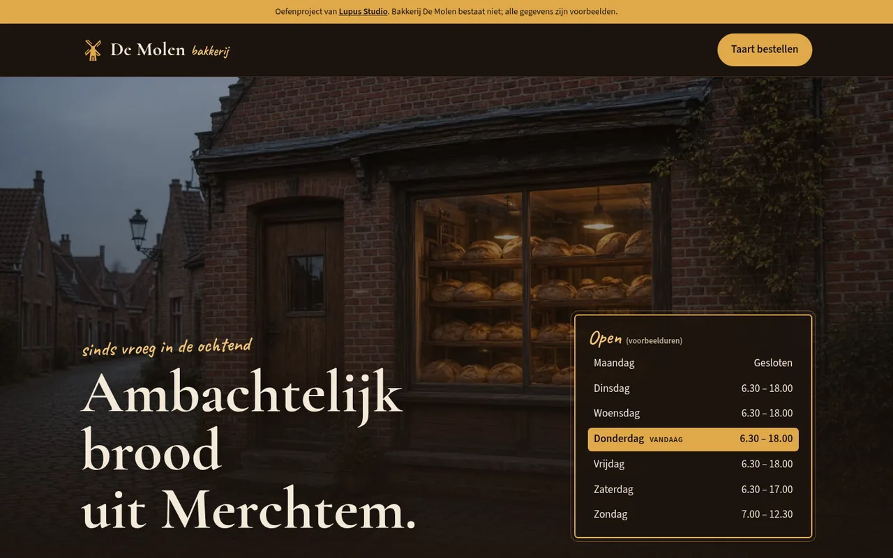 Startpagina van oefensite Bakkerij De Molen: donkere houtkleuren met goud, de titel over een foto van de bakkerij en de openingsuren bovenaan.